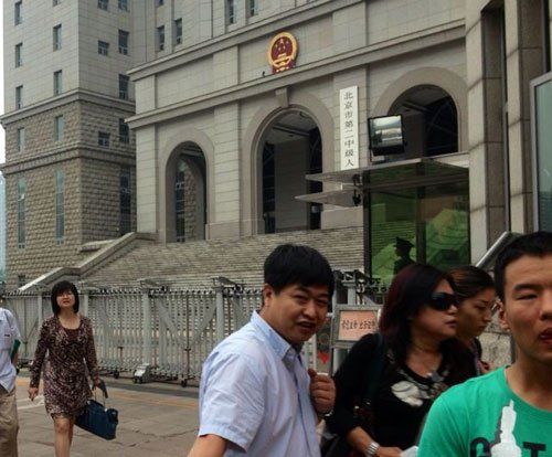 上午10：35分左右，蘇順虎律師和其家屬從法院西大門出來。