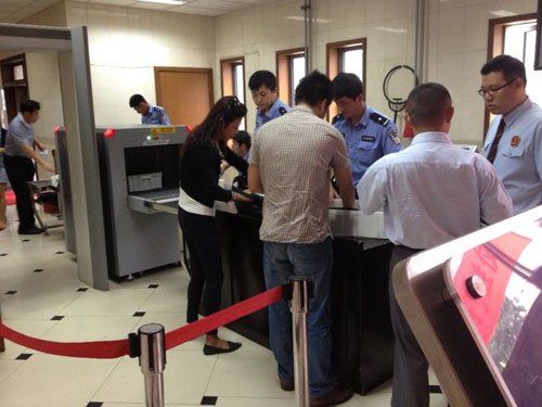 上午蘇順虎律師和其家屬安檢進入法院。