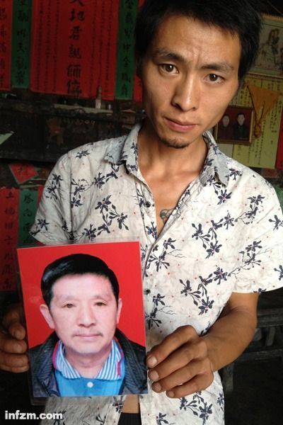 程興貴的兒子程正鵬拿著父親的遺照。程興貴自殺后，政府補(bǔ)償程家6000多塊錢，并終于認(rèn)定了程興貴的代課教齡。 (南方周末記者雷磊/圖)