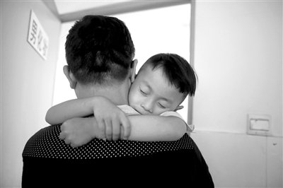 9月6日，“鷹爸”抱著多多去化妝間，準(zhǔn)備錄制節(jié)目。