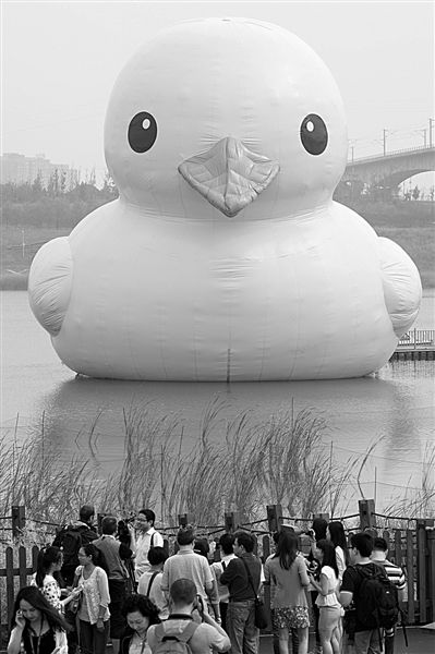 前日，大黃鴨首秀時(shí)，皮膚發(fā)皺、嘴巴尖尖朝下嘟，顯得頗為“委屈”。