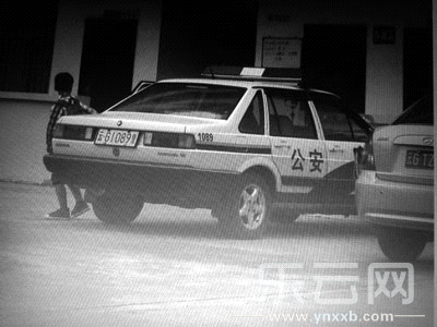被指接送小孩上學(xué)的警車。