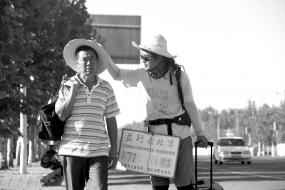 徒步旅途的第77天，雷闖與父親一起前行。雷闖供圖