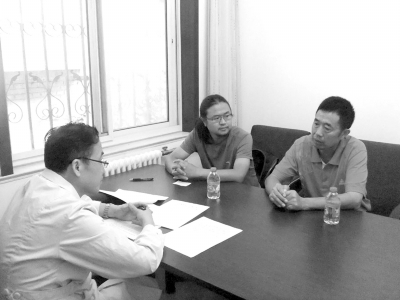 9月13日下午，雷闖(中)與父親在國家衛(wèi)計委遞交建議信，與衛(wèi)計委工作人員交流。　雷闖供圖