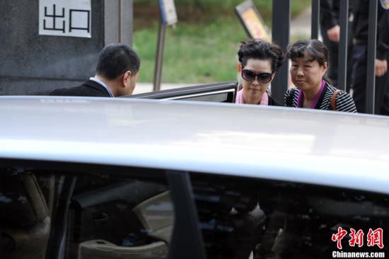 圖為宣判結(jié)束后夢(mèng)鴿面無表情走出海淀法院，乘車離開。