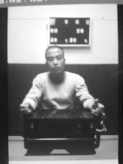 案發(fā)后,當?shù)卮迕駛儑^現(xiàn)場。網(wǎng)絡截圖