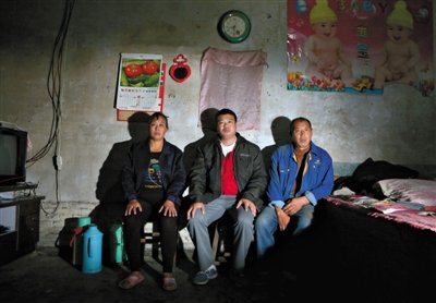 10月18日，自鋸病腿的鄭艷良所在的保定市清苑縣東臧村，有多家農(nóng)戶大病難醫(yī)，村民王新建（中）得了白血