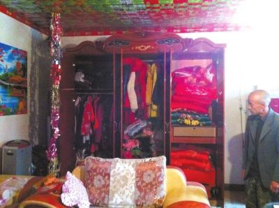 大衣柜里掛滿了各式衣服和挎包。