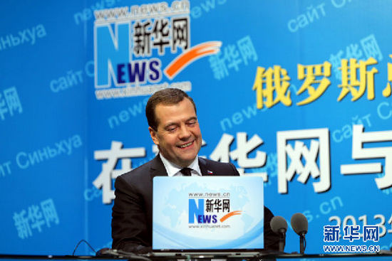 10月22日，俄羅斯總理梅德韋杰夫在新華網(wǎng)與中國網(wǎng)民進(jìn)行在線交流互動。 新華社記者邢廣利攝