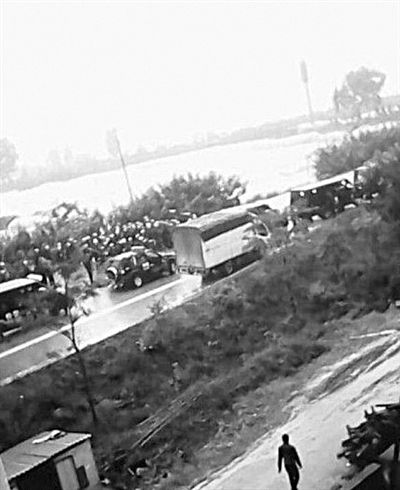 22日，云南晉寧數(shù)百村民與警方對峙。網(wǎng)絡(luò)截圖