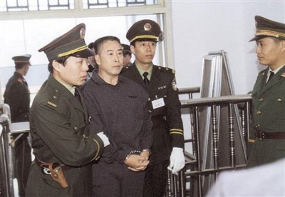 2000年9月30日，河南商丘，胡萬林被法警押上法庭。