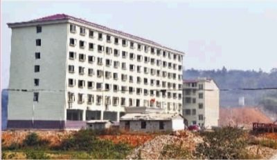  10月23日，長沙市岳麓區(qū)蓮花鎮(zhèn)云蓋村村委會的辦公大樓。  實習(xí)記者 李健 攝