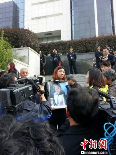 法院外，死者祁某的家人正在接受媒體采訪。 田雯 攝