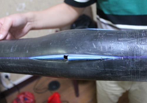 爆裂的水管，像被刀劃開一樣