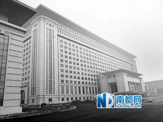 圖片顯示，湖南攸縣新建的發(fā)展中心樓群氣派，廣場龐大。 圖片來源：天涯論壇