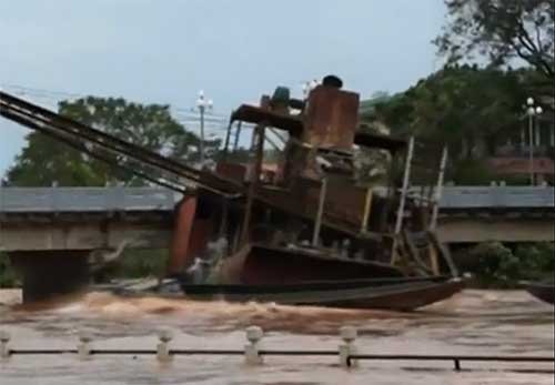 抽砂船卡在橋下。