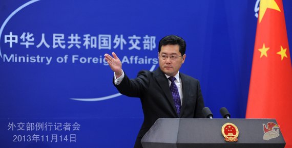2013年11月14日，外交部發(fā)言人秦剛主持例行記者會。