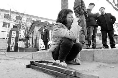 從法院出來以后，家屬和律師正在商量案情，夏鳳各在旁想著想著忍不住哭起來