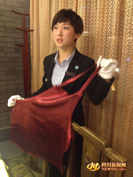 為首相服務(wù)過(guò)的火鍋店服務(wù)員曹靜成了店里的“招牌” 為首相服務(wù)過(guò)的火鍋店服務(wù)員曹靜成了店里的“招牌”