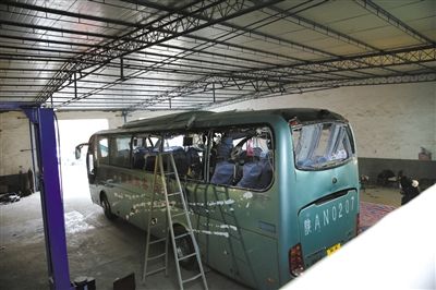 爆炸客車(chē)內(nèi)部已經(jīng)面目全非。據(jù)華商報(bào)