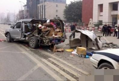 一輛越野車在車禍中受損嚴重。圖據網絡