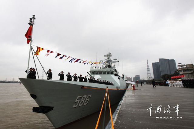 1月8日，某新型導(dǎo)彈護(hù)衛(wèi)艦吉安艦入列海軍東海艦隊(duì)命名授旗儀式現(xiàn)場(chǎng)。新華社發(fā)