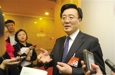 昨日，在十四屆人大二次會議順義代表團(tuán)全團(tuán)審議后，北京市人大代表、北京市常務(wù)副市長李士祥接受記者提問。新京報記者 浦峰 攝