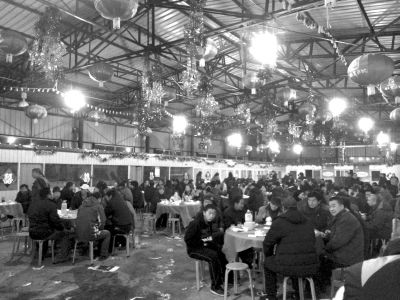 村主任孫女滿月宴席上，坐滿了前來道賀的村民。京華時報記者陶冉攝