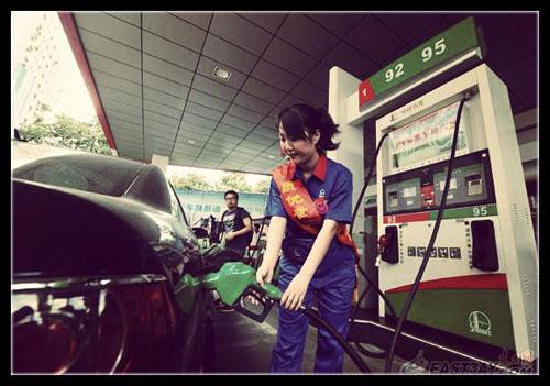 近日，有網(wǎng)友針對(duì)“超標(biāo)40倍事件”評(píng)價(jià)說(shuō)：“國(guó)內(nèi)加油站在油里加水是普遍現(xiàn)象。只是量多量少的問(wèn)題，車主