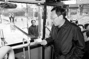 繆瑞林昨乘坐浦新線(xiàn)公交車(chē) 通訊員 卜照雪 攝