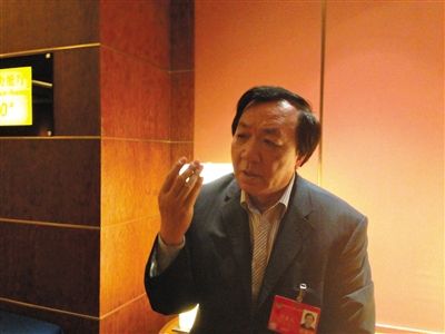 　昨日，在接受采訪時，何香久強調(diào)，大多公務(wù)員是勤勉工作的。