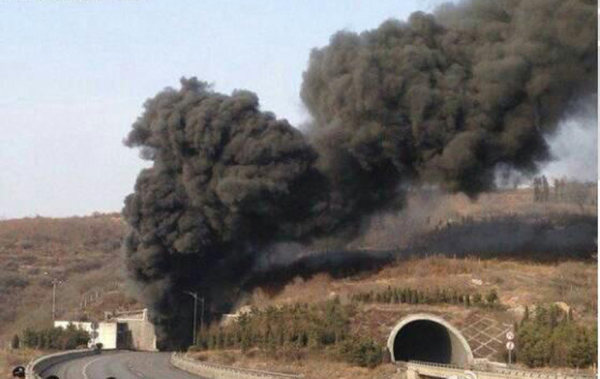 3月1日14時50分，山西，晉濟(jì)高速巖后隧道內(nèi)一輛拉煤車和一輛載有液態(tài)甲醇的車輛相撞爆炸。