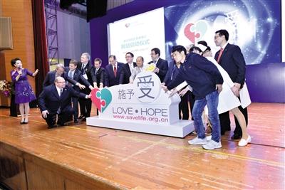 3月19日，中國(guó)首個(gè)器官捐獻(xiàn)志愿者登記網(wǎng)站（www.savelife.org.cn）正式啟動(dòng)，器官捐