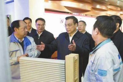 昨天，李克強(qiáng)在科技園查看PM2.5過(guò)濾設(shè)備。圖/新華視點(diǎn)微博