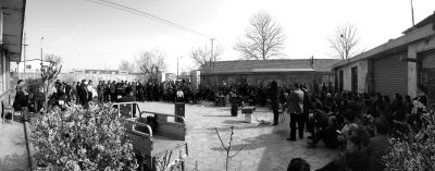 昨天下午，杜家疃村委會原文書李榮茂，向村民介紹當天上午與街道辦溝通的情況。京華時報記者 懷若谷 攝