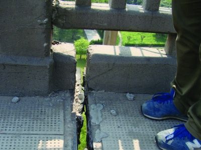 圖為大橋17號(hào)墩處橋面裂縫。梅建明 攝