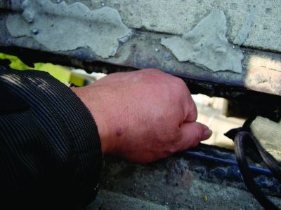 圖為大橋17號(hào)墩處橋面裂縫。梅建明 攝