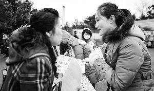 墓區(qū)服務(wù)員（右）見證了喪葬“綠化進(jìn)程”。新華社發(fā)