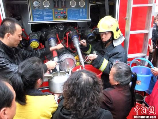 　4月11日，蘭州市自來(lái)水苯含量嚴(yán)重超標(biāo)，蘭州啟動(dòng)公共突發(fā)事件應(yīng)急機(jī)制，緊急調(diào)配安全水源在居民區(qū)投放，圖為消防隊(duì)給西固蘭玻西社區(qū)居民送來(lái)水，市民排隊(duì)取水。裴強(qiáng) 攝 圖片來(lái)源：東方IC 版權(quán)作品 請(qǐng)勿轉(zhuǎn)載