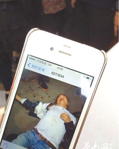 4月19日上午，目擊者拍到的黃祥拔被打現(xiàn)場圖片。網(wǎng)絡(luò)截圖