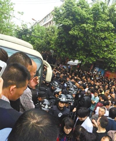 4月19日，蒼南縣靈溪鎮(zhèn)城管打人事件現(xiàn)場。網(wǎng)絡(luò)截圖