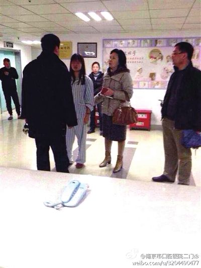 事發(fā)現(xiàn)場，打人者袁亞平(右二) (資料圖)