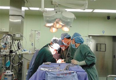22∶30 手術(shù)正在緊張進(jìn)行中，著名心臟外科專家孟旭主任主刀。