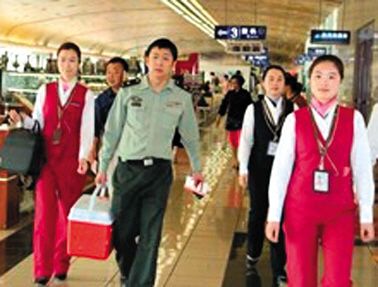 17∶25 南航工作人員引導(dǎo)陪運醫(yī)務(wù)人員走快速登機(jī)通道。網(wǎng)絡(luò)截圖