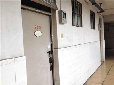 4月19日，中山大學(xué)一男生公寓樓二樓自殺研究生蔡潔挺的宿舍。門上的封條已被撕去。新京報(bào)記者 范春旭 攝