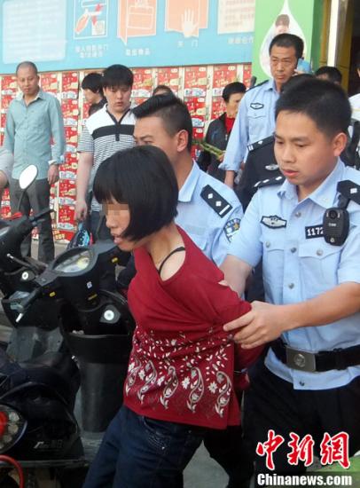  5月8日上午8時10分左右，江西省撫州市黎川縣日峰鎮(zhèn)家家樂超市發(fā)生一起持刀傷人案件。