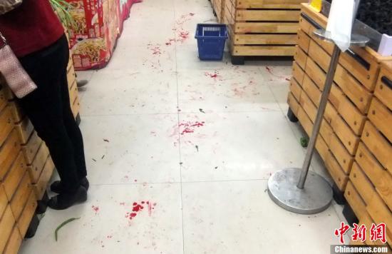   5月8日上午8時10分左右，江西省撫州市黎川縣日峰鎮(zhèn)家家樂超市發(fā)生一起持刀傷人案件。