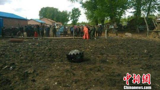 三不明飛行物墜入中國黑龍江境內現場已封鎖(圖) 三不明飛行物墜入中國黑龍江境內現場已封鎖(圖)