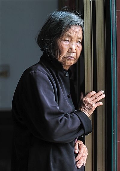 為了能“睡棺木”土葬，潘秀英四次喝農(nóng)藥自殺，后被搶救過來。