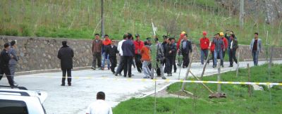 上圖：工廠(chǎng)保安拒絕外人入內(nèi)。下圖：工作人員戴上防護(hù)面具進(jìn)入現(xiàn)場(chǎng)?！把胍曅侣劇蔽⒉? width=